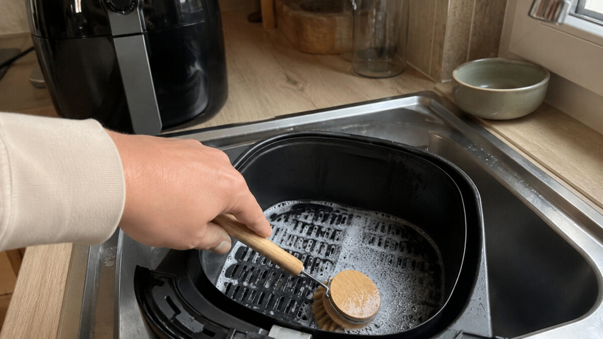 Airfryer-Korb mit Spülbürste reinigen