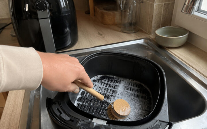 Airfryer-Korb mit Spülbürste reinigen