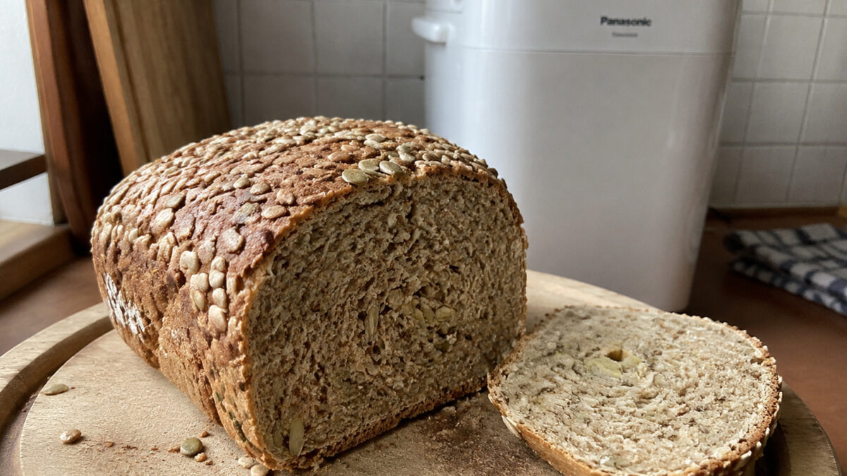 Vollkornbrot mit Körnern aus dem Brotbackautomaten