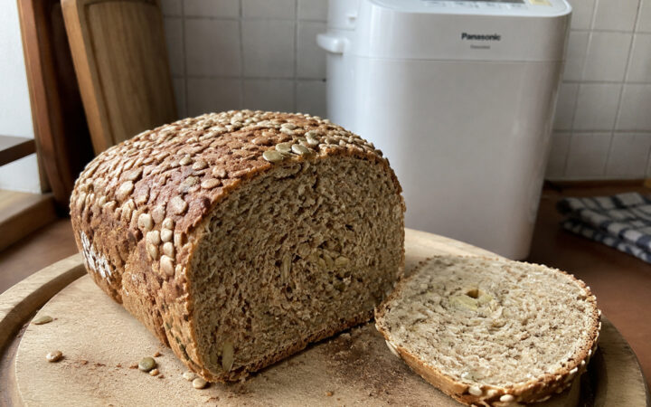 Vollkornbrot mit Körnern aus dem Brotbackautomaten